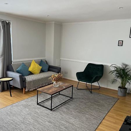 Lovely 2 Bedroom Apartment With Parking Space Лондон Екстер'єр фото