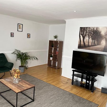 Lovely 2 Bedroom Apartment With Parking Space Лондон Екстер'єр фото