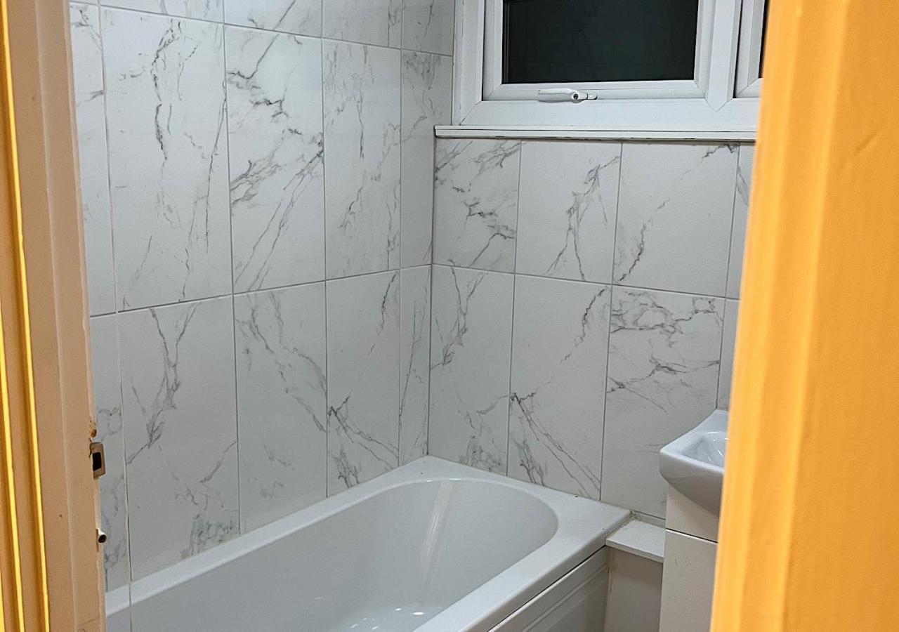 Lovely 2 Bedroom Apartment With Parking Space Лондон Екстер'єр фото