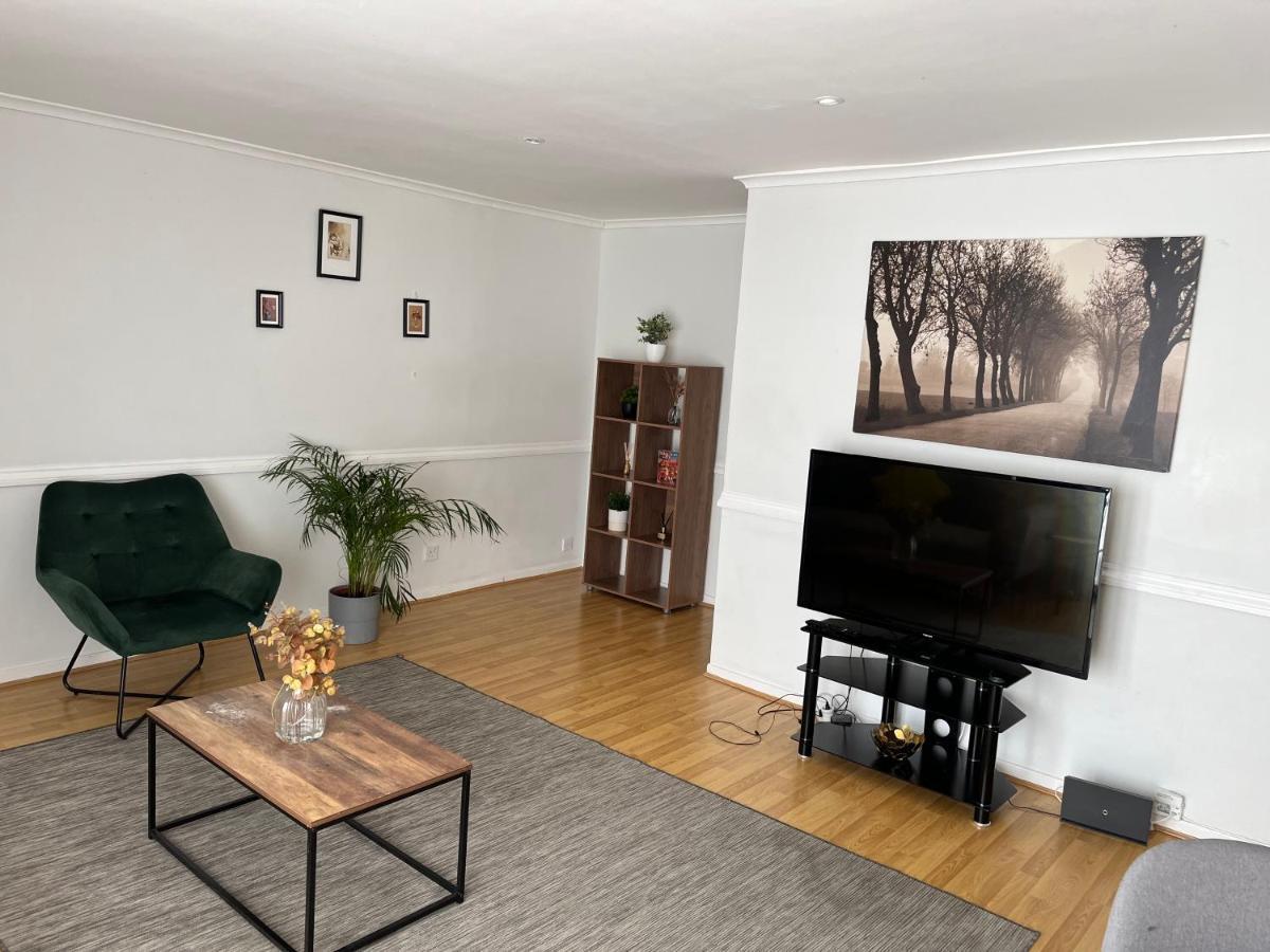 Lovely 2 Bedroom Apartment With Parking Space Лондон Екстер'єр фото